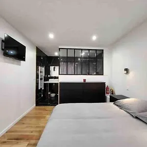 Superbe A 8 Minutes De La Nation. , Paris France